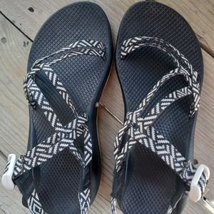 Black & White Chaco EUC! Women's size 9